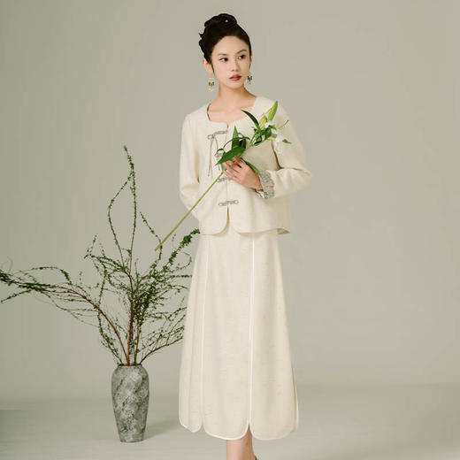 荷言GL 晚春 米白色新中式毛呢半裙两件套装复古外套上衣国风秋冬旗袍 商品图1