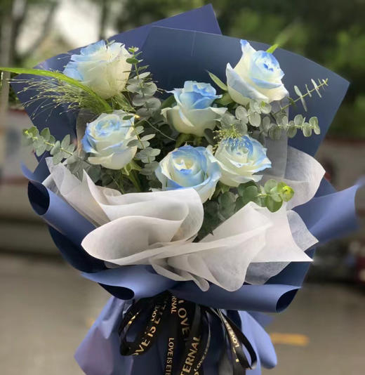 〔月光〕6朵碎冰蓝+喷泉草+尤加利叶精品时尚小花束 商品图0
