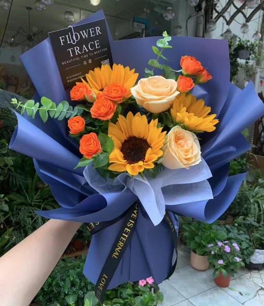 〔一路向阳〕3朵向日葵+2朵香槟玫瑰+蔷薇+尤加利叶 商品图0