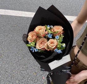 〔不期而至〕5朵卡布奇诺+蓝星花精品时尚小花束