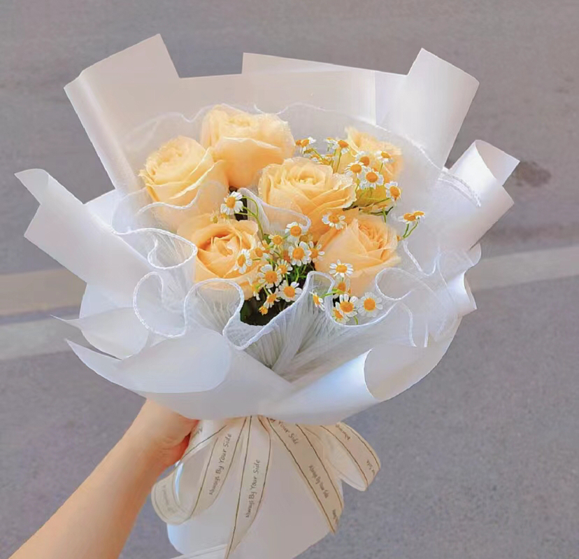 〔甜蜜的爱意〕6朵香槟玫瑰+洋甘菊时尚精品小花束