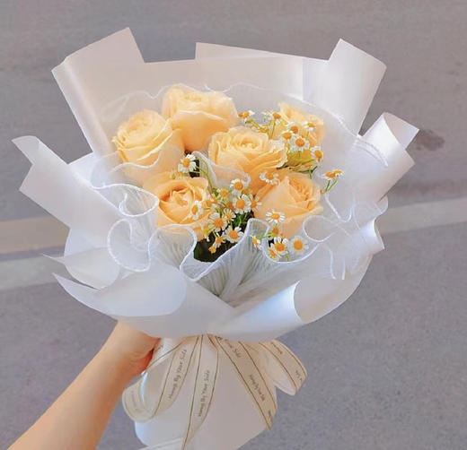 〔甜蜜的爱意〕6朵香槟玫瑰+洋甘菊时尚精品小花束 商品图0