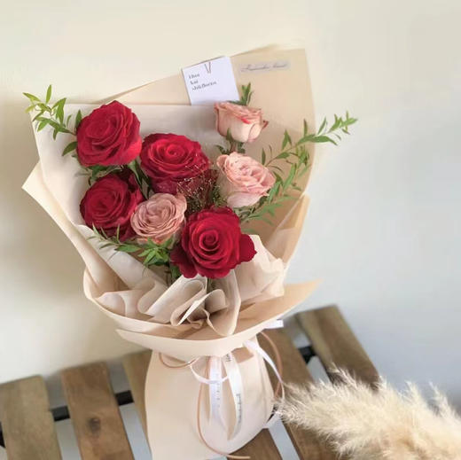 〔爱与美〕4朵红玫瑰+3朵卡布奇诺精品时尚花束 商品图0