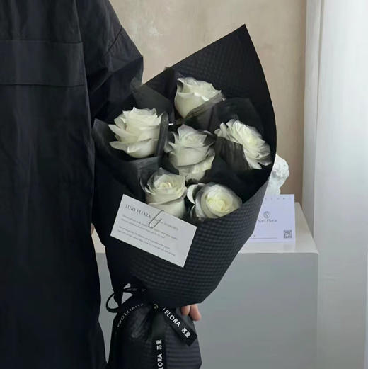 〔守护者〕6朵黑骑士精品时尚小花束 商品图0