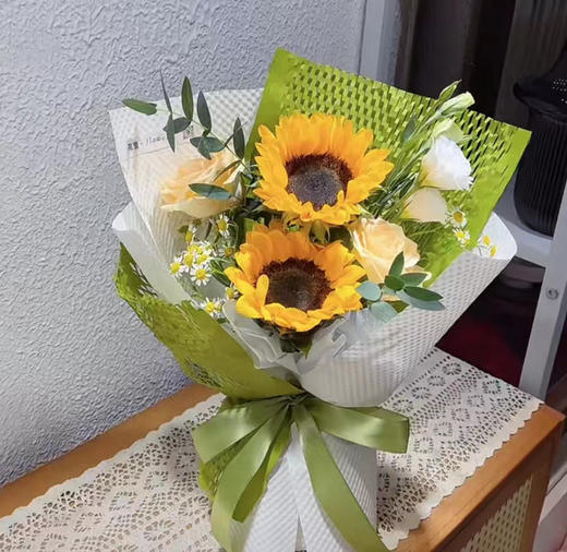 〔绽放〕2朵向日葵+2朵香槟玫瑰+洋桔梗+洋甘菊精品时尚花束 商品图0