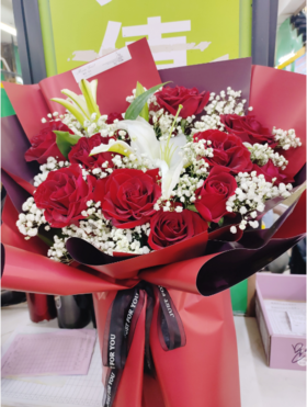 11支红玫瑰+百合花束