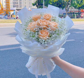 〔香妃〕6朵香槟玫瑰+满天星精品时尚花束