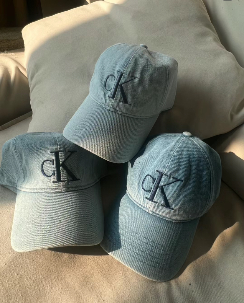 🌟上新款啦 ‼️ 男女同款 ☀️CK鸭舌帽🧢  [得意] 表示对帽子很挑，这个帽型上头超好看 [色] 💰320