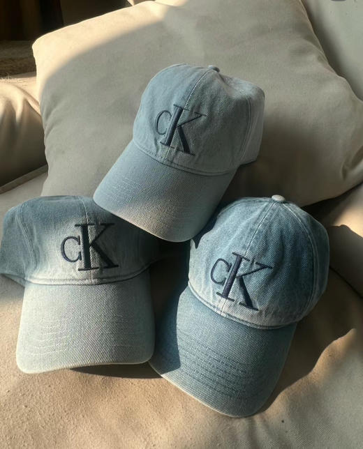 🌟上新款啦 ‼️ 男女同款 ☀️CK鸭舌帽🧢  [得意] 表示对帽子很挑，这个帽型上头超好看 [色] 💰320 商品图0