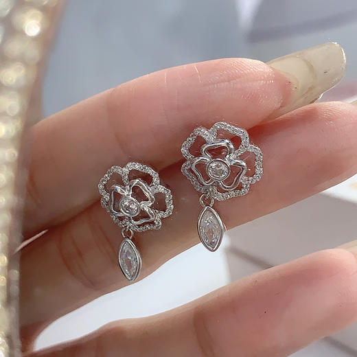 KADER卡蒂罗 山茶花耳钉 星空银 925银清新灵动花朵造型设计冬日闪耀耳饰 浪漫优雅精致闪耀配饰 礼盒装 商品图1