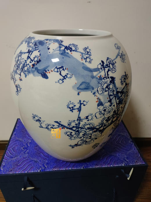 青花铁骨知春赏瓶 商品图0