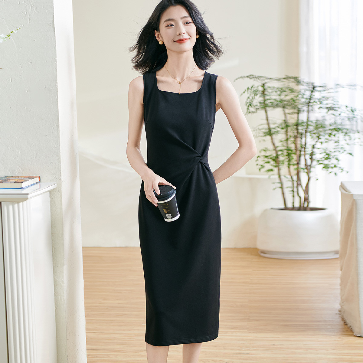 米思阳2026春季新款简约气质搭配连衣裙收腰褶皱弹力修身小黑裙背心裙0209