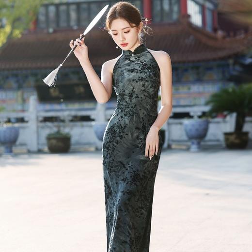 新中式旗袍黑灰色挂脖，植绒牛奶丝包臀连衣长裙YG-2321 商品图2