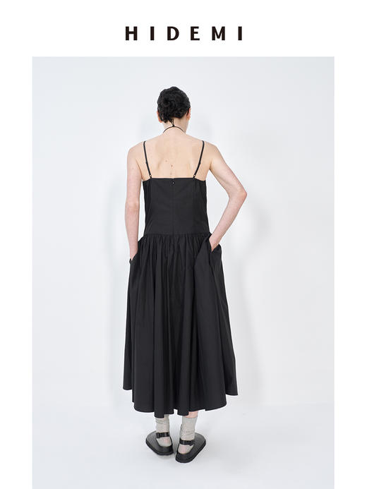 HIDEMI 极简设计感新款初春吊带V领式拼接压褶水洗棉夏季女装连衣裙 黑色/白色 商品图10