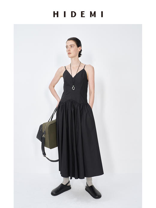 HIDEMI 极简设计感新款初春吊带V领式拼接压褶水洗棉夏季女装连衣裙 黑色/白色 商品图5