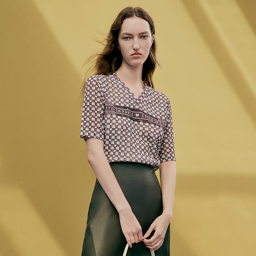 EITIET爱特爱夏季新款舒适时尚简约亲肤打底V领短袖女上衣T恤7302003 商品图4