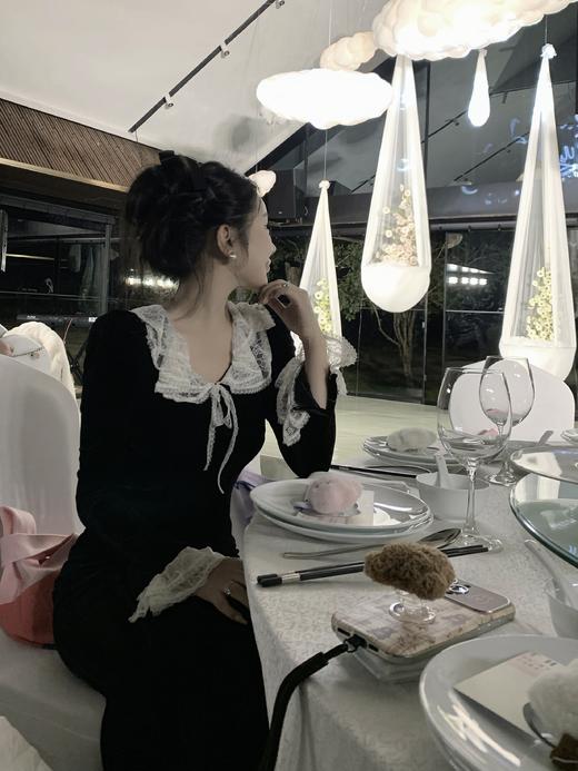 Read Nameless /初春蕾丝拼接丝绒连衣裙 商品图0