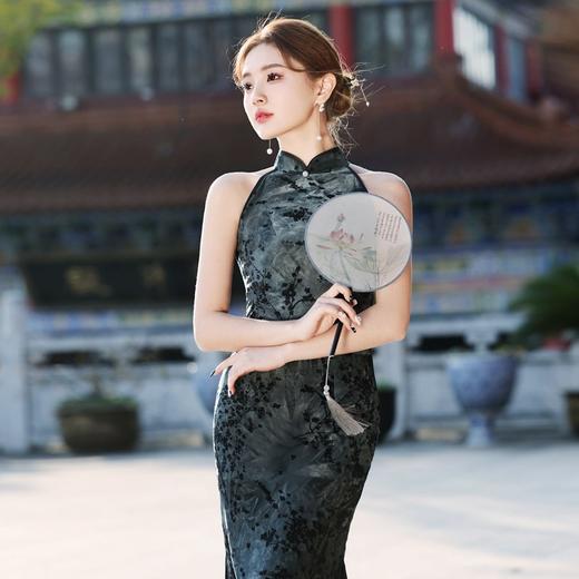 新中式旗袍黑灰色挂脖，植绒牛奶丝包臀连衣长裙YG-2321 商品图3