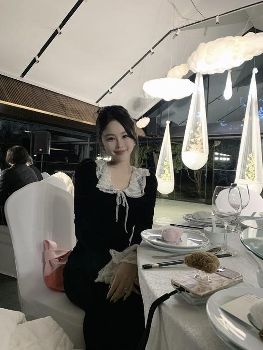 Read Nameless /初春蕾丝拼接丝绒连衣裙 商品图2