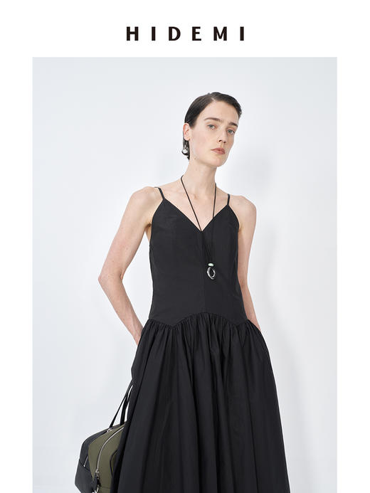 HIDEMI 极简设计感新款初春吊带V领式拼接压褶水洗棉夏季女装连衣裙 黑色/白色 商品图6