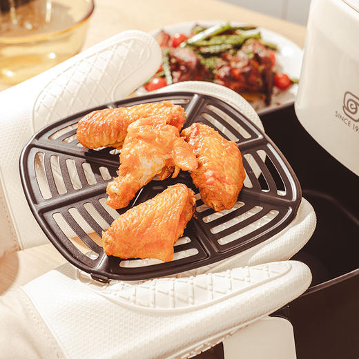 厨房必备｜家常蒸菜，又烫又难拿⁉️「神田|绣渤意 硅胶防烫手套」 ✔️三层隔热设计：抗菌硅胶层+隔热里布+加厚隔热棉 ✔️耐高温350℃，隔热、防烫、防滑 ✔️食品级接触，一冲即净 商品图4