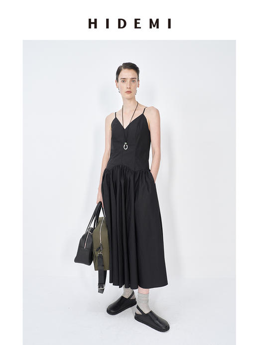 HIDEMI 极简设计感新款初春吊带V领式拼接压褶水洗棉夏季女装连衣裙 黑色/白色 商品图8