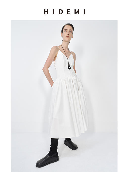 HIDEMI 极简设计感新款初春吊带V领式拼接压褶水洗棉夏季女装连衣裙 黑色/白色 商品图3