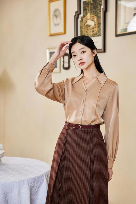 Le Malene 气质浅咖色翻领V领衬衫上衣 17330 商品图3