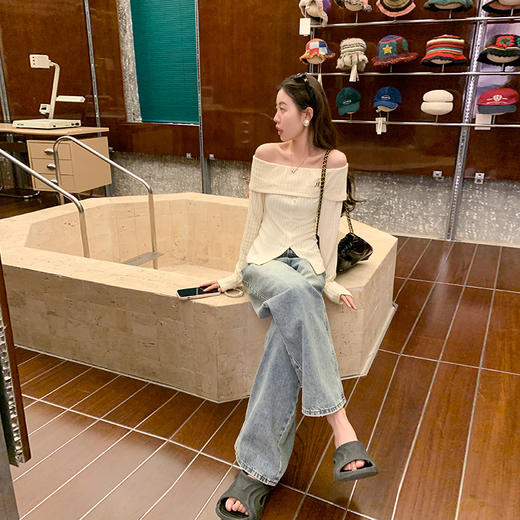 <曾小咸推荐> 【温柔小心机】一字肩露肩开叉T恤 商品图3