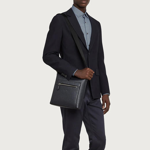 FERRAGAMO 菲拉格慕 男士锤纹小牛皮字母徽标压花单肩包 深蓝色 24 A516 744734 商品图3