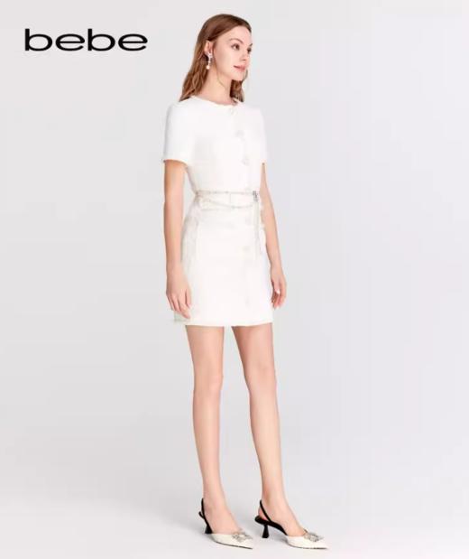 【2F 】bebe2024春季新款女士蕾丝珍珠扣肌理感小香风连衣裙 商品图0