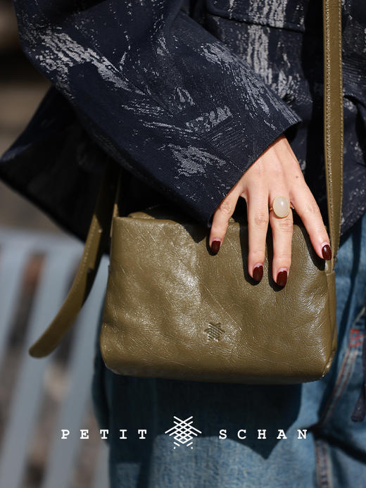 8000积分兑换  PETIT SCHAN小闪 satisfaction 包你喜欢 意大利进口头层油蜡皮高级通勤斜挎包 商品图5