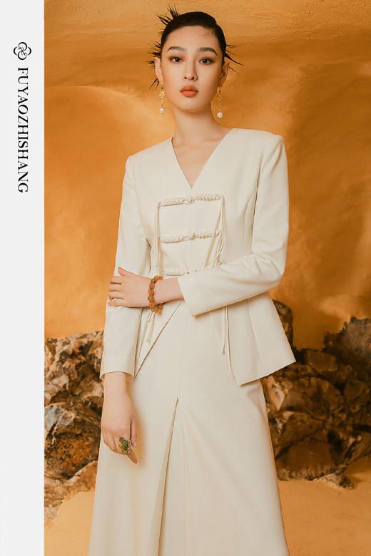 扶摇 流苏盘扣西装外套新中式时尚套装V领上衣半身裙两件套 商品图5