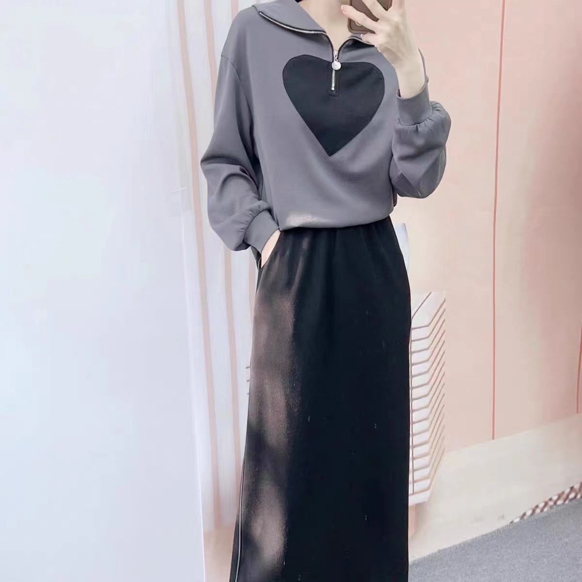 A7061       韩版时尚气质休闲爱心印花卫衣+半身裙两件套套裙（特价不退换）