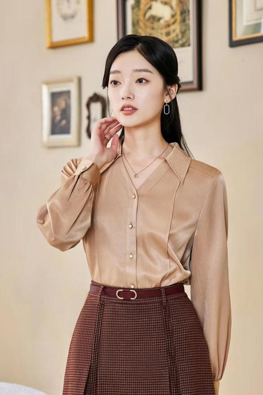 Le Malene 气质浅咖色翻领V领衬衫上衣 17330 商品图0