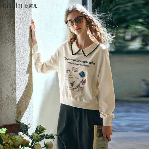 OLrain欧芮儿杏色短款卫衣女早春2024新款翻领趣味印花套头上衣 商品图0