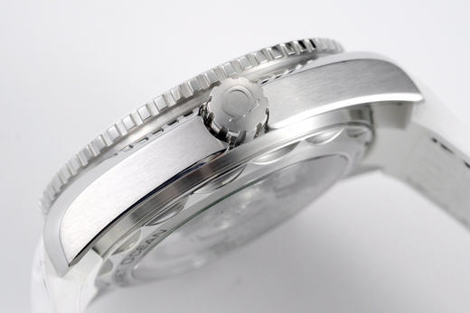 VS欧miga海马600系列女表215.33.40.20.04.001，#非黑即白#，39.5mm，自动机械机芯，橡胶表带，透底，女士腕表 商品图4