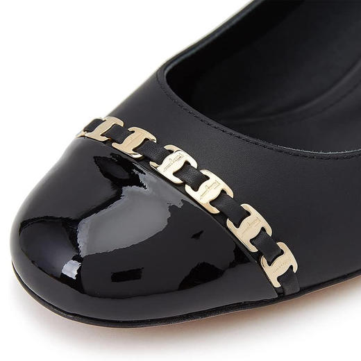 FERRAGAMO 菲拉格慕 女士 Gancini 装饰高跟皮鞋 黑色 704010 商品图3