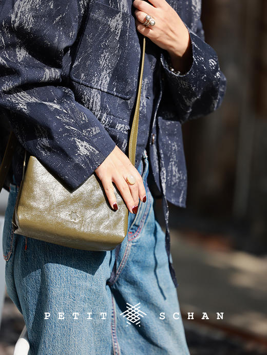 8000积分兑换  PETIT SCHAN小闪 satisfaction 包你喜欢 意大利进口头层油蜡皮高级通勤斜挎包 商品图9