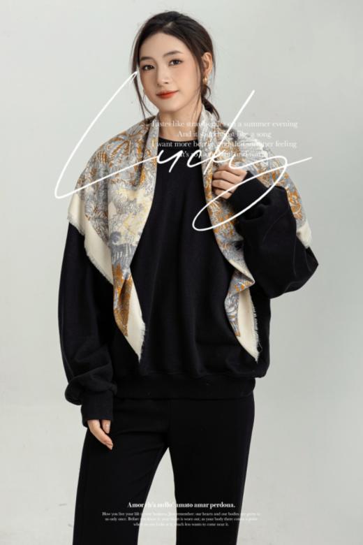 🌞【HLUOS复古丝绒大方巾披肩】🌈采用精仿水溶性羊毛的面料🌸，其面料手感非常的细腻，🔺款式简约舒适满足了更多搭配的可能性，💥 商品图0