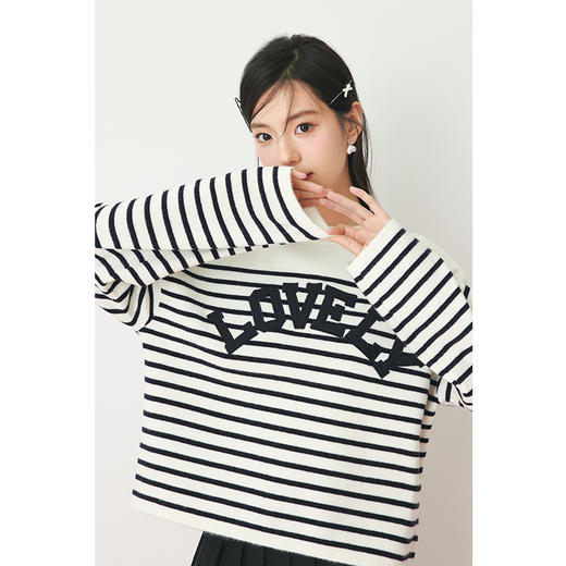 【严选】诗凡黎春学院风贴布绣字母图案基础短款圆领套头毛衣SF2330411 商品图3