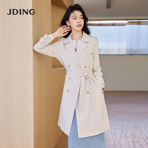 【商场同款】CJGJ212 柔和米粉色中长款风衣外套 淡淡米粉色让整体面料更显细腻，柔和的色泽和微微弹力穿着舒适有型 商品图9