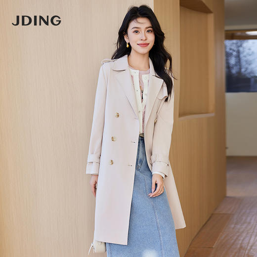 【商场同款】CJGJ212 柔和米粉色中长款风衣外套 淡淡米粉色让整体面料更显细腻，柔和的色泽和微微弹力穿着舒适有型 商品图5