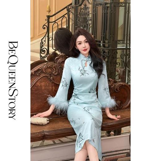 BeQueenStory【兰香如梦】新中式大气国风盘口提花收腰鸵鸟毛连衣裙 商品图3