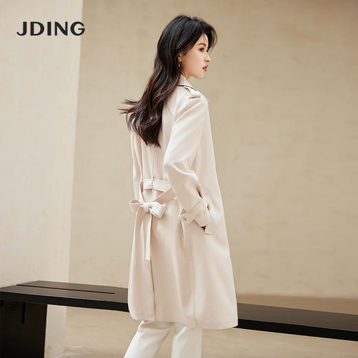 【商场同款】CJGJ212 柔和米粉色中长款风衣外套 淡淡米粉色让整体面料更显细腻，柔和的色泽和微微弹力穿着舒适有型 商品图8