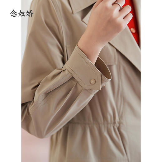 【商场同款】CNG4297 轻薄风衣 科技感面料结合大翻领领设计平整有型，职场搭配更有范儿，收腰设计显比例好，好穿好搭配 飘逸有型 商品图6