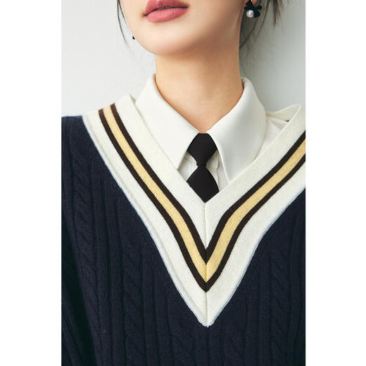 【严选】诗凡黎春大v领学院风撞色领边宽松直筒针织衫SF2330181 商品图3