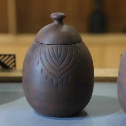 尾货微瑕:建陶孔雀翎醒茶罐+2010年普洱老熟茶5克功夫沱100粒 商品图0