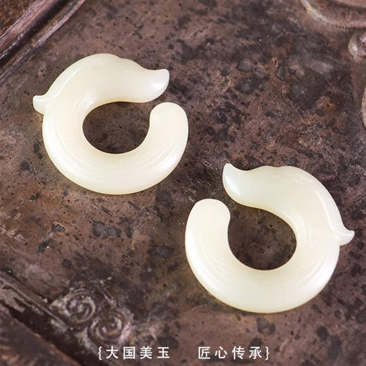 古意红山和田玉龙型吊坠 雕工精细 纹饰简洁清晰 匠心工艺 商品图3