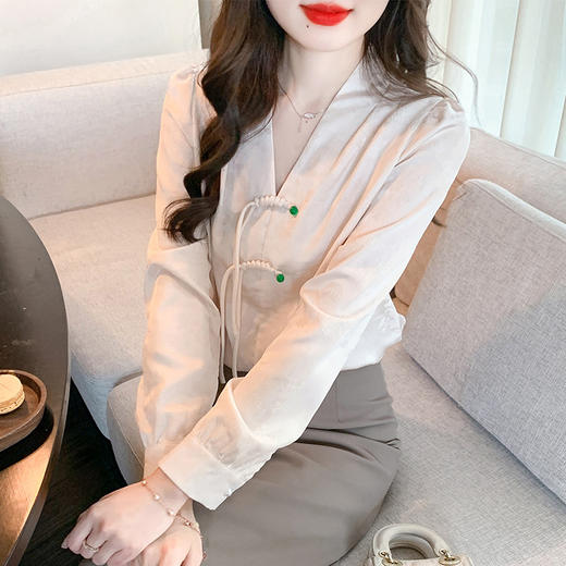 新中式盘扣V领长袖缎面衬衫，春季新款中国风时尚气质小衫KQL-E318N9062 商品图0